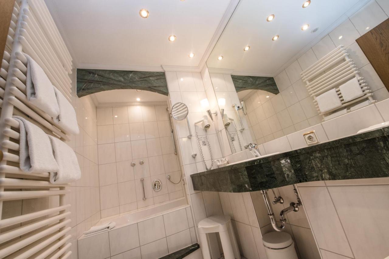 Hotel Am Schloss Иллертиссен Экстерьер фото