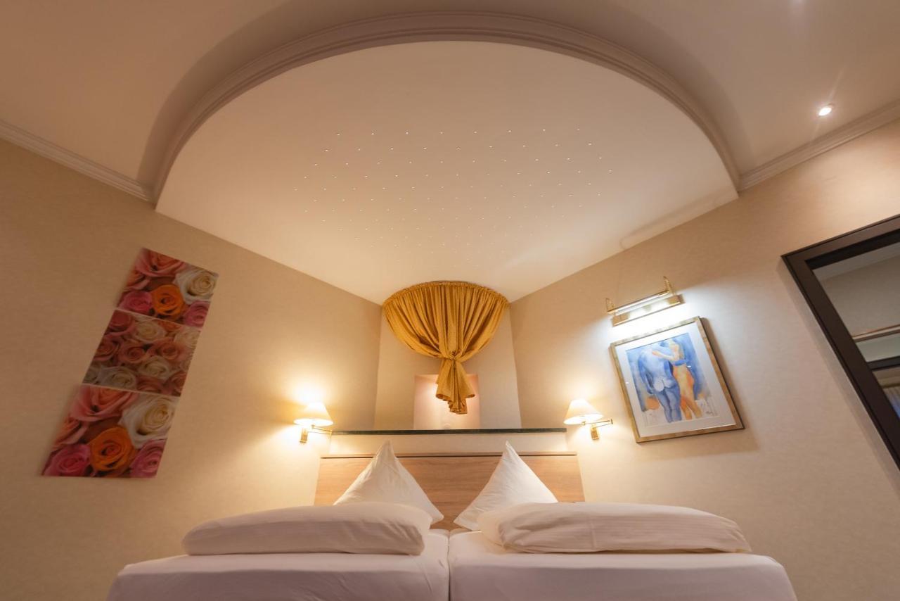 Hotel Am Schloss Иллертиссен Экстерьер фото