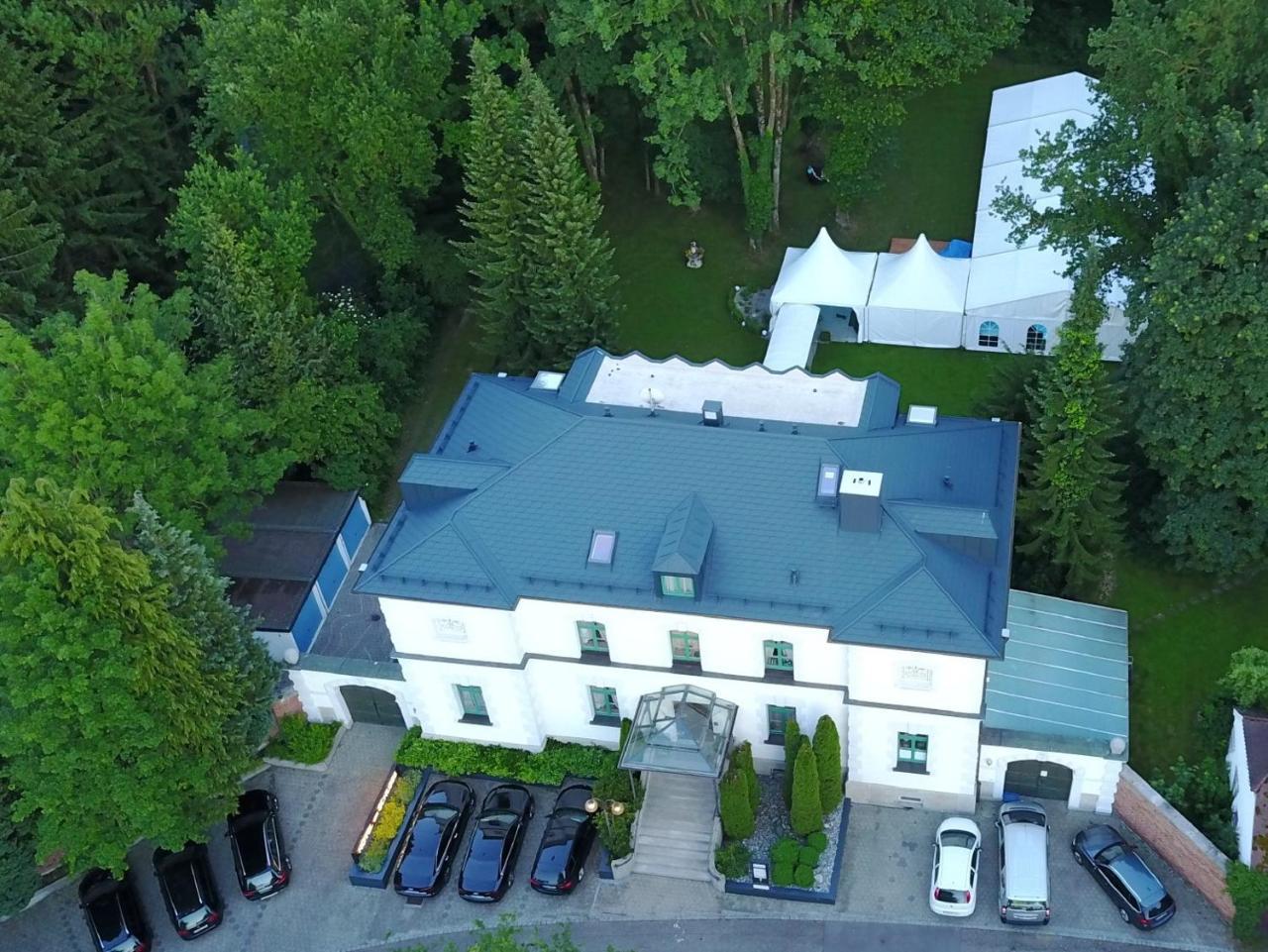 Hotel Am Schloss Иллертиссен Экстерьер фото